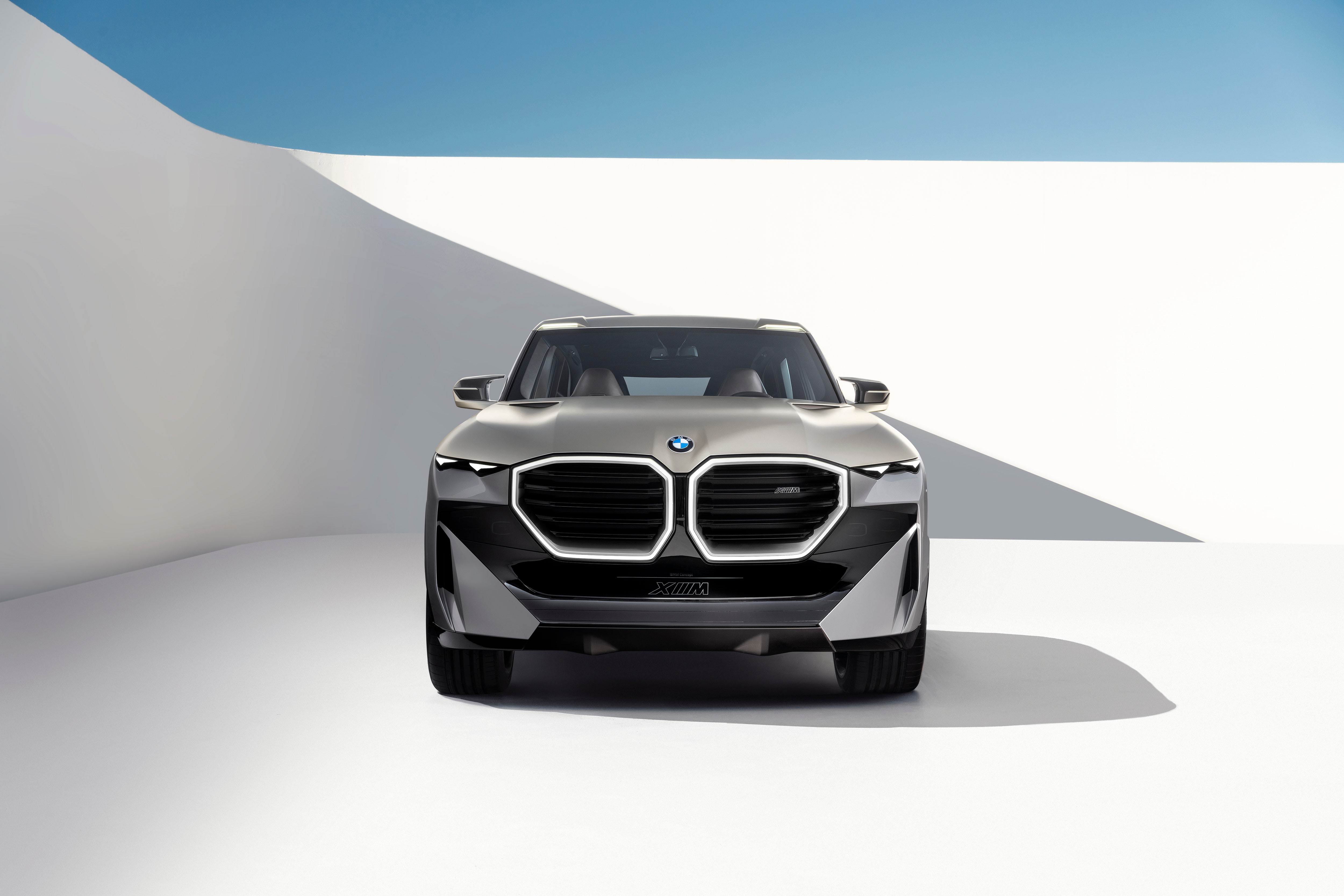 新型BMW XM登場！ M史上初のプラグイン・ハイブリッド・モデルだ！