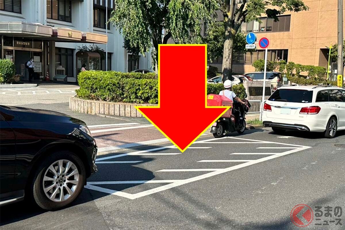 「知らないなら免許返納すべき」の声も!?  道路にある「謎の斜線ゾーン」の「重要すぎる意味」とは SNSでも「クラクション鳴らされた」など話題