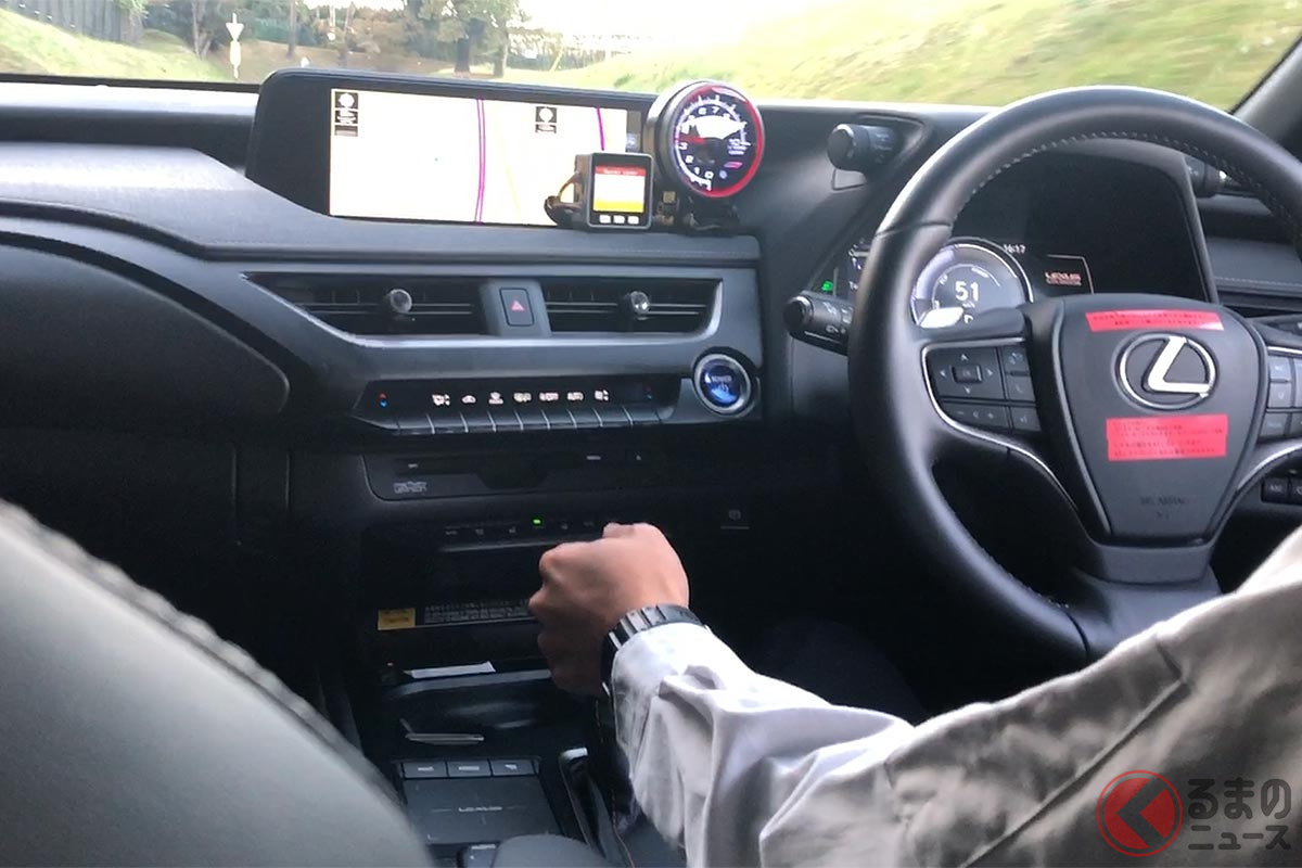 レクサス初の Mt車 を世界初公開 シフトチェンジでエンジン音が変わる 謎の Ux300e の正体とは くるまのニュース 自動車情報サイト 新車 中古車 Carview