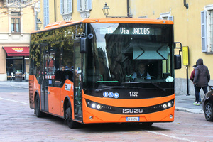 「いすゞ」のバスもバンバン走ってるぞ!!　イタリアの地方都市・パルマでバスウォッチ!!