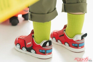 はたらくクルマが靴に!?　パトカー＆消防車＆ゴミ収集車モチーフの子ども靴が激アツ！