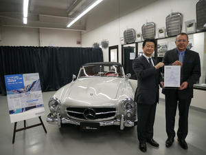 ヤナセ・クラシックカー・センターが手掛けたメルセデス190SLにテュフ「レストア車両適合証明書」を発行