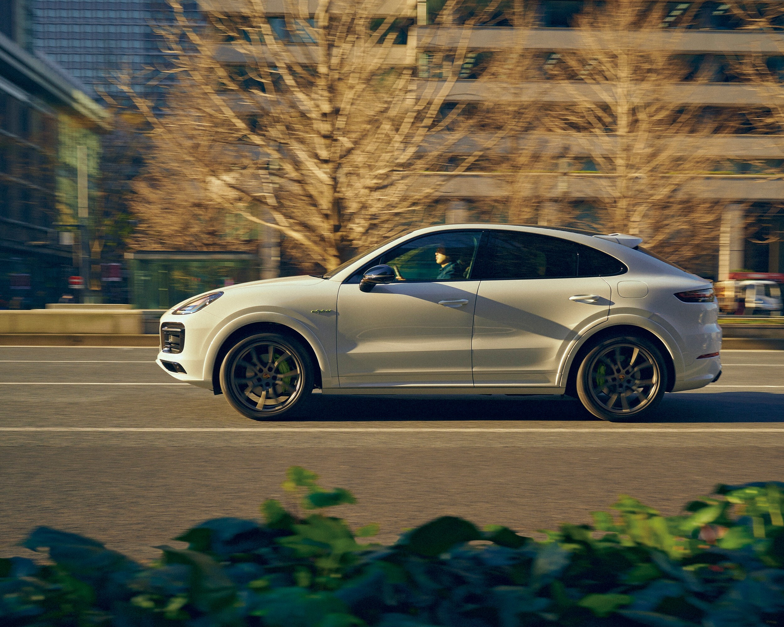 プラグインハイブリッドがベストな選択──近所はエコに。でもロングドライブも気兼ねなく楽しめる。【ポルシェ カイエン編】