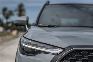 「カローラクロス」改良でタイ仕様顔に、GRスポーツも投入。上位グレードはやや値上げへ