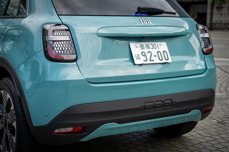 フィアット「600e」に乗って感じた良い点・悪い点。デザイン・実用性は◎、本命は来春登場のハイブリッド？