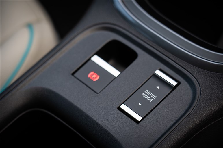 フィアット「600e」に乗って感じた良い点・悪い点。デザイン・実用性は◎、本命は来春登場のハイブリッド？