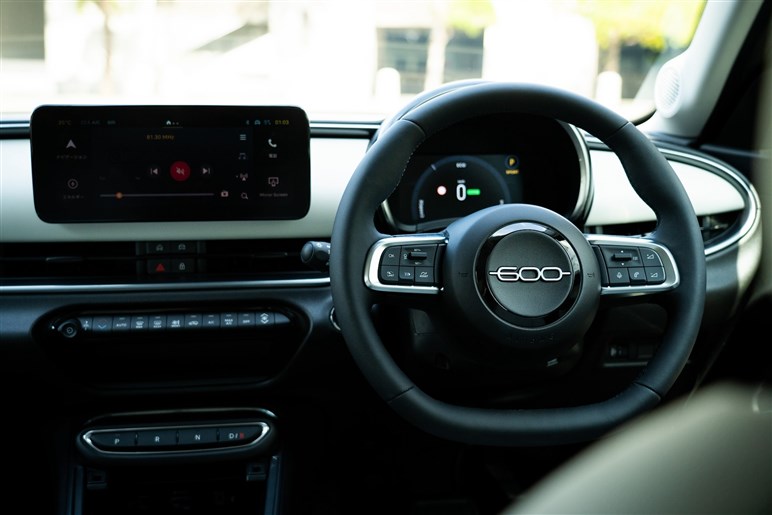 フィアット「600e」に乗って感じた良い点・悪い点。デザイン・実用性は◎、本命は来春登場のハイブリッド？