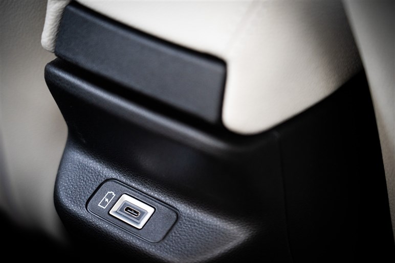 フィアット「600e」に乗って感じた良い点・悪い点。デザイン・実用性は◎、本命は来春登場のハイブリッド？