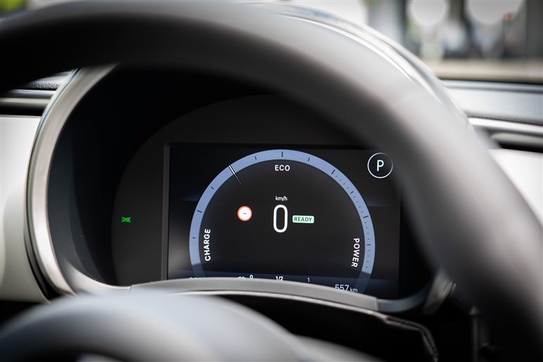 フィアット「600e」に乗って感じた良い点・悪い点。デザイン・実用性は◎、本命は来春登場のハイブリッド？