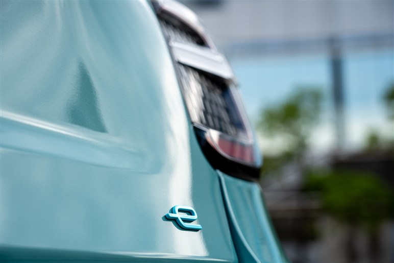 フィアット「600e」に乗って感じた良い点・悪い点。デザイン・実用性は◎、本命は来春登場のハイブリッド？