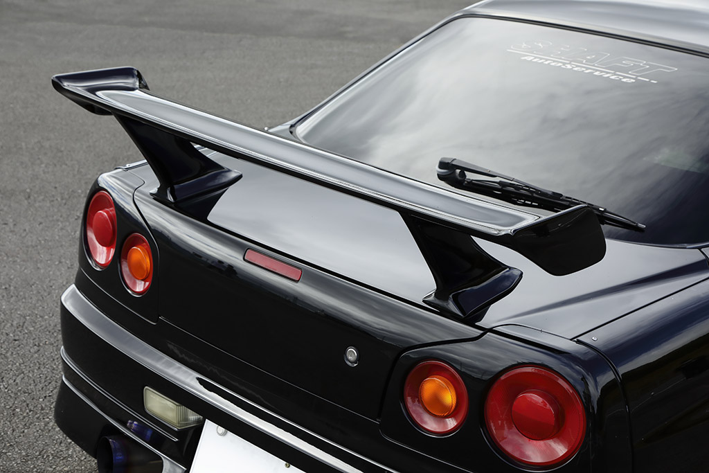 Er34の魅力を引き立てるハイマウントウイング誕生 クーペとセダンそれぞれに対応した2モデル展開 Web Option 自動車情報サイト 新車 中古車 Carview
