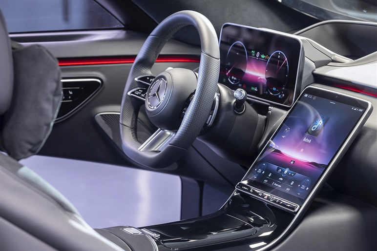 次期メルセデス・SクラスはガラスのAR表示機能やレベル3自動運転にも対応する超デジタル高級車になる