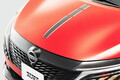 日産「新型“小さな高級車”」実車展示！ 鮮烈“レッド”がカッコイイ！ 3年ぶり刷新で精悍マスクに生まれ変わった新型「ノートオーラ“90th Anniversary”」登場
