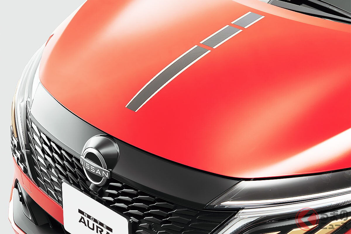 日産「新型“小さな高級車”」実車展示！ 鮮烈“レッド”がカッコイイ！ 3年ぶり刷新で精悍マスクに生まれ変わった新型「ノートオーラ“90th Anniversary”」登場