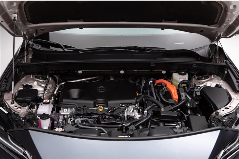 ハリアー最大の謎「次期型はある？」 新型「RAV4」に統一説や、搭載が噂される“新エンジン”情報を解説する