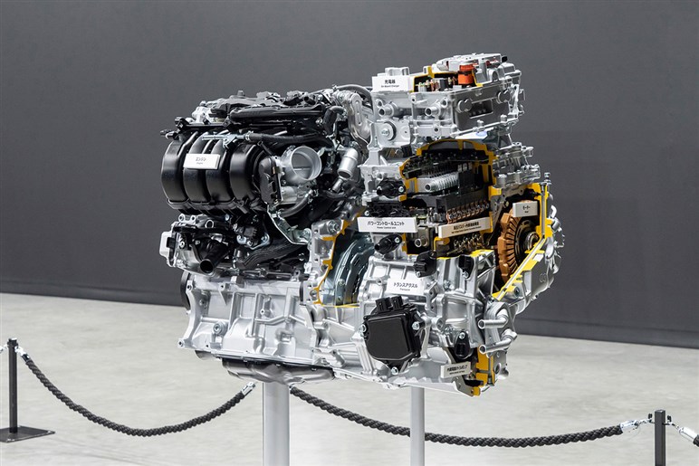 ハリアー最大の謎「次期型はある？」 新型「RAV4」に統一説や、搭載が噂される“新エンジン”情報を解説する
