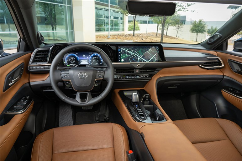 ハリアー最大の謎「次期型はある？」 新型「RAV4」に統一説や、搭載が噂される“新エンジン”情報を解説する