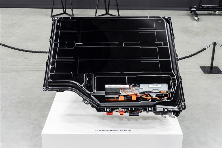 ハリアー最大の謎「次期型はある？」 新型「RAV4」に統一説や、搭載が噂される“新エンジン”情報を解説する