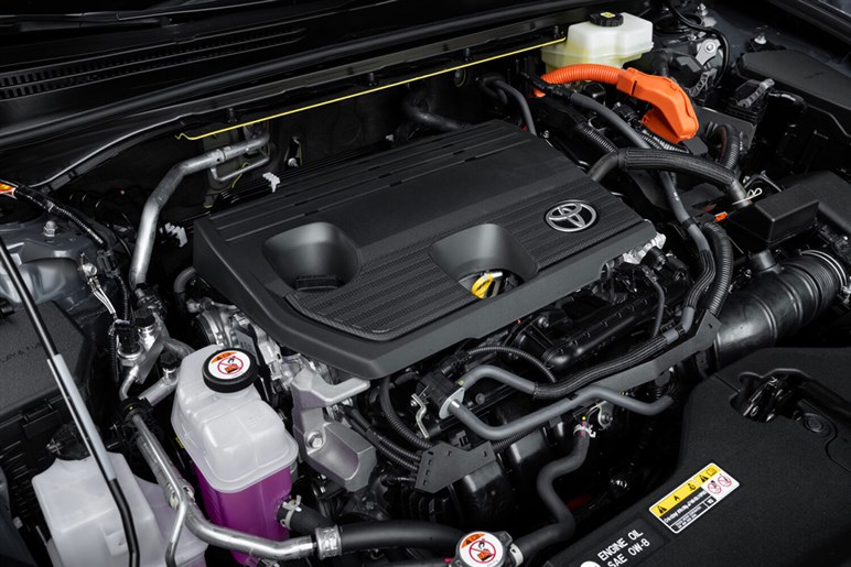 ハリアー最大の謎「次期型はある？」 新型「RAV4」に統一説や、搭載が噂される“新エンジン”情報を解説する