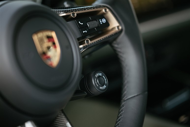 開発中のポルシェ「カイエン EV」が伝統のヒルクライムでSUV新記録。牽引性能にも注目集まる