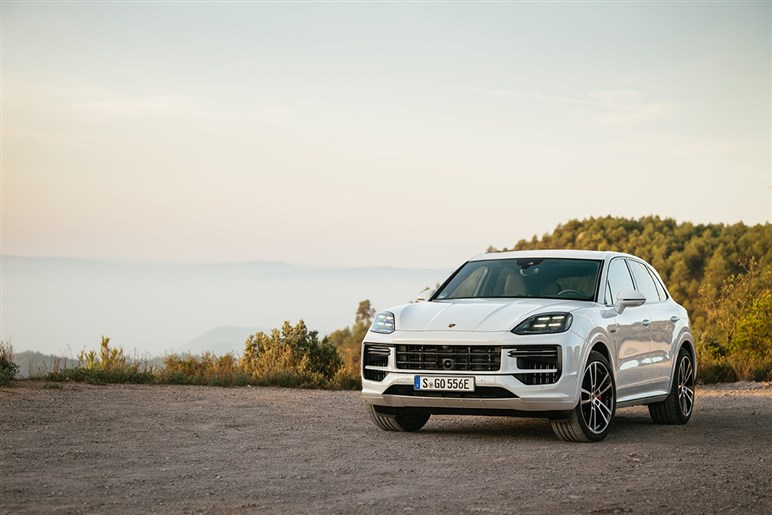 開発中のポルシェ「カイエン EV」が伝統のヒルクライムでSUV新記録。牽引性能にも注目集まる