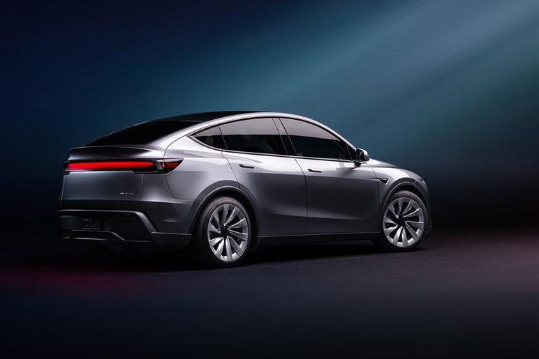 【リーク】テスラ新型「モデルY L」はロングホイールベース採用、6人乗りキャプテンシート仕様で登場