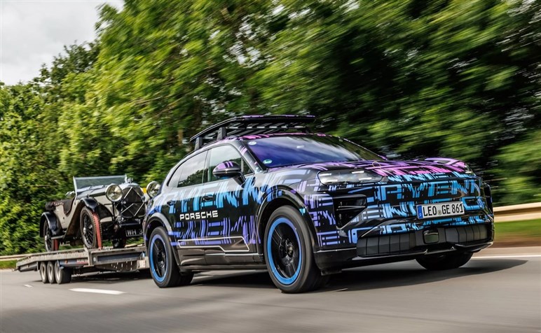 開発中のポルシェ「カイエン EV」が伝統のヒルクライムでSUV新記録。牽引性能にも注目集まる