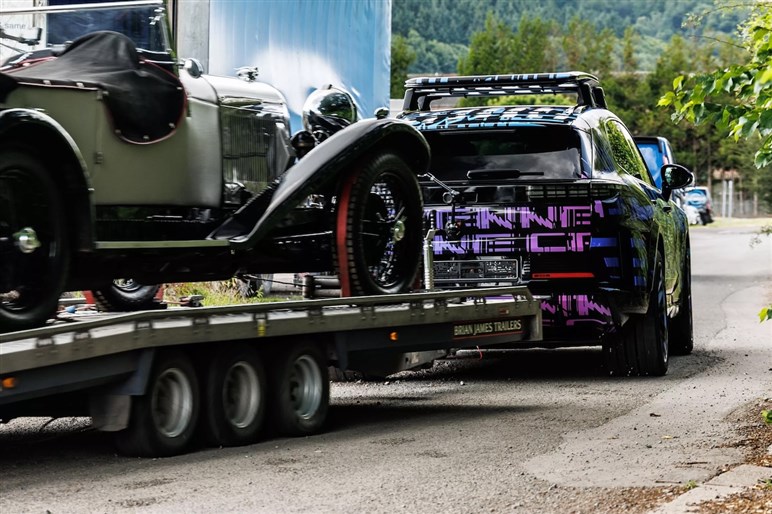 開発中のポルシェ「カイエン EV」が伝統のヒルクライムでSUV新記録。牽引性能にも注目集まる