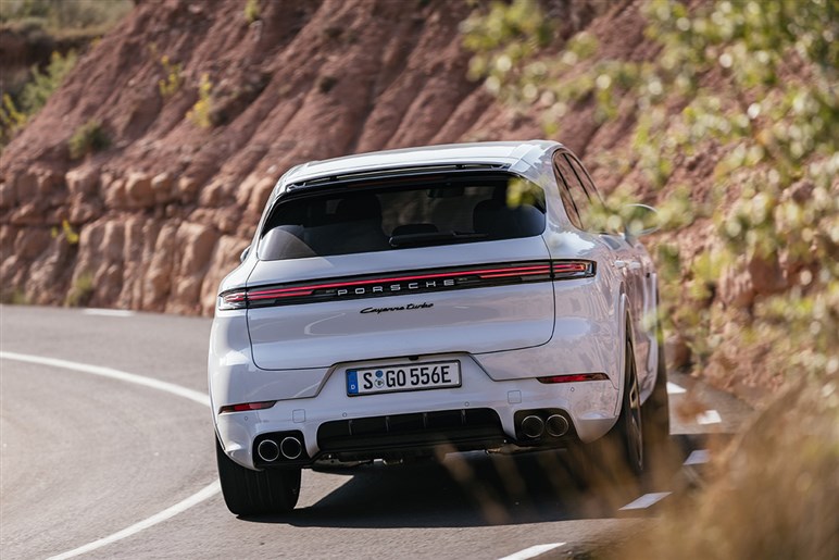 開発中のポルシェ「カイエン EV」が伝統のヒルクライムでSUV新記録。牽引性能にも注目集まる