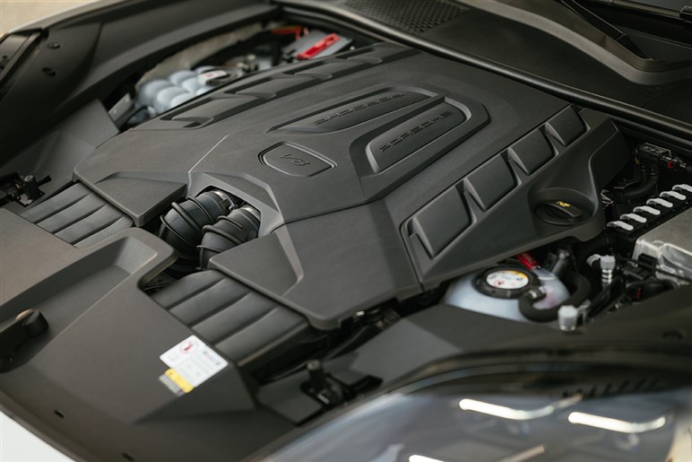 開発中のポルシェ「カイエン EV」が伝統のヒルクライムでSUV新記録。牽引性能にも注目集まる