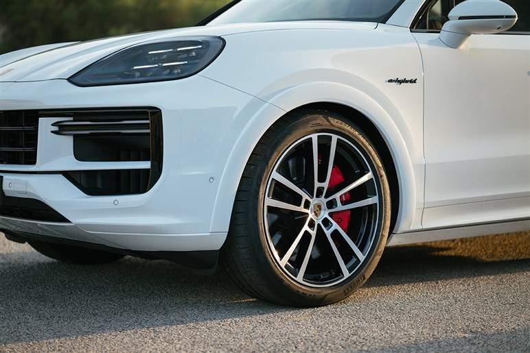 開発中のポルシェ「カイエン EV」が伝統のヒルクライムでSUV新記録。牽引性能にも注目集まる