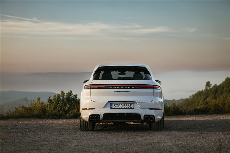 開発中のポルシェ「カイエン EV」が伝統のヒルクライムでSUV新記録。牽引性能にも注目集まる