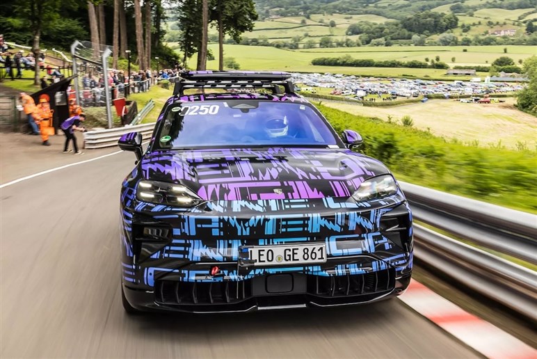 開発中のポルシェ「カイエン EV」が伝統のヒルクライムでSUV新記録。牽引性能にも注目集まる