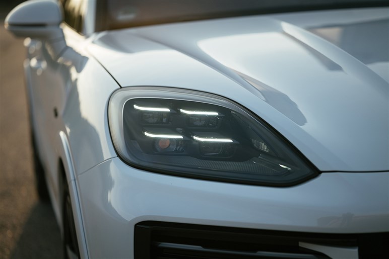 開発中のポルシェ「カイエン EV」が伝統のヒルクライムでSUV新記録。牽引性能にも注目集まる