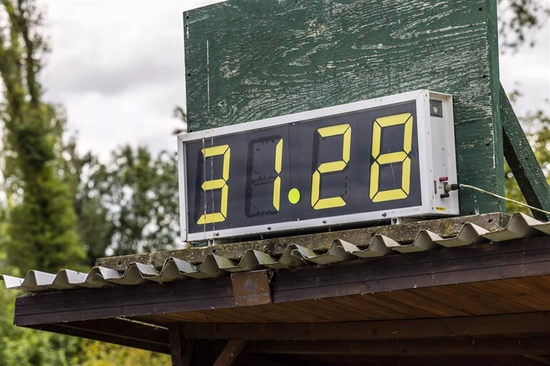 開発中のポルシェ「カイエン EV」が伝統のヒルクライムでSUV新記録。牽引性能にも注目集まる