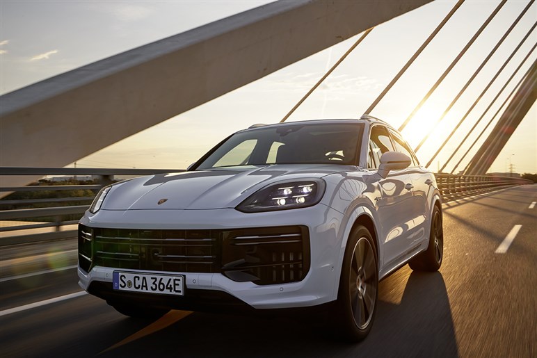 開発中のポルシェ「カイエン EV」が伝統のヒルクライムでSUV新記録。牽引性能にも注目集まる