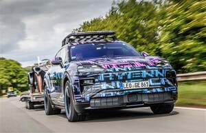 開発中のポルシェ「カイエン EV」が伝統のヒルクライムでSUV新記録。牽引性能にも注目集まる