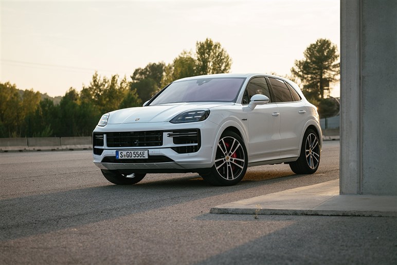 開発中のポルシェ「カイエン EV」が伝統のヒルクライムでSUV新記録。牽引性能にも注目集まる