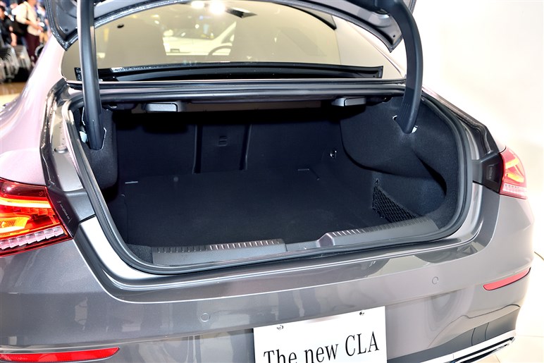 メルセデス新型CLAの受注を開始。一回り大きくなって価格はディーゼルの472から