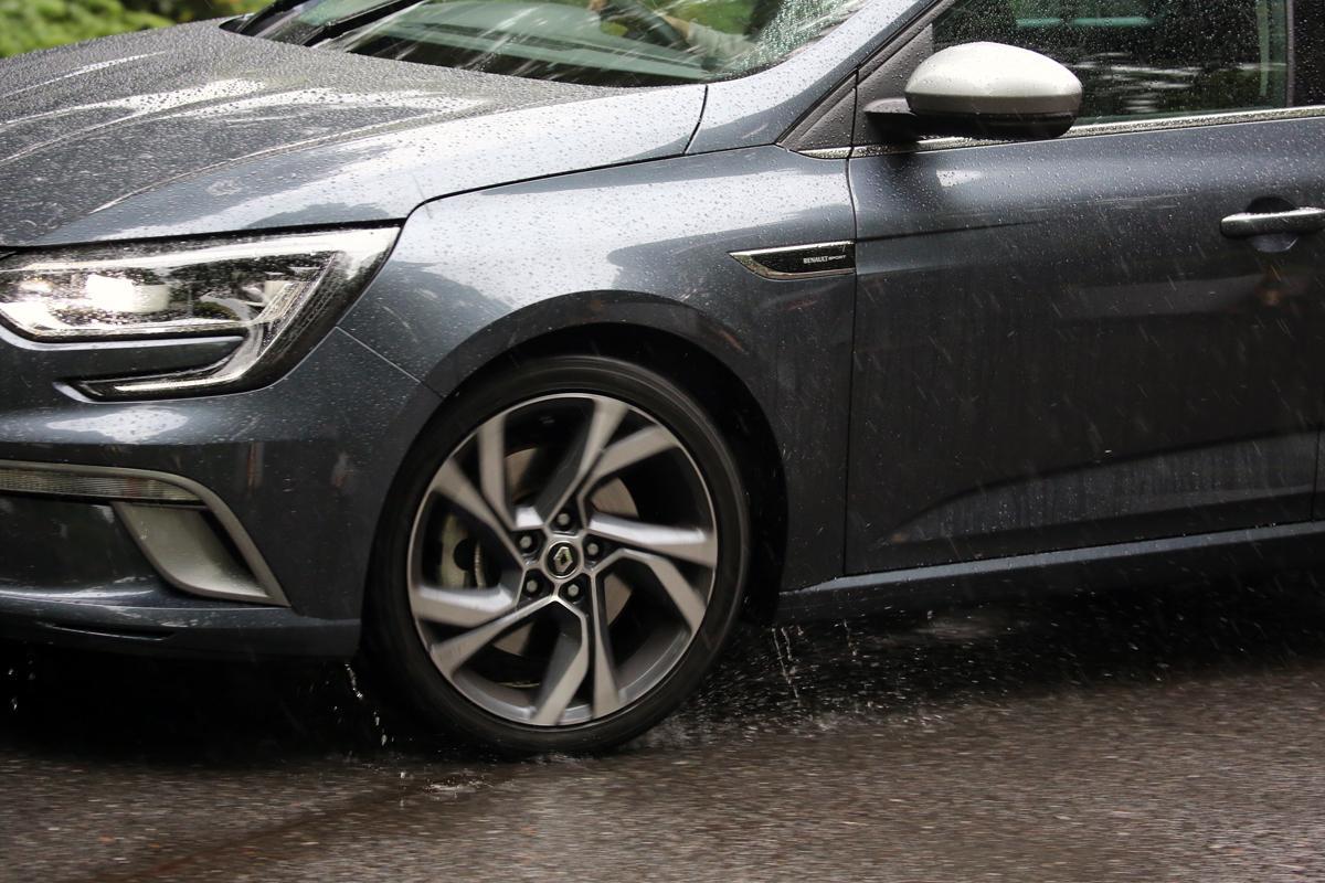 雨の日はクルマの事故件数 4倍 のデータも 悲劇 を避けるために注意すべき５つのポイント Web Cartop 自動車情報サイト 新車 中古車 Carview