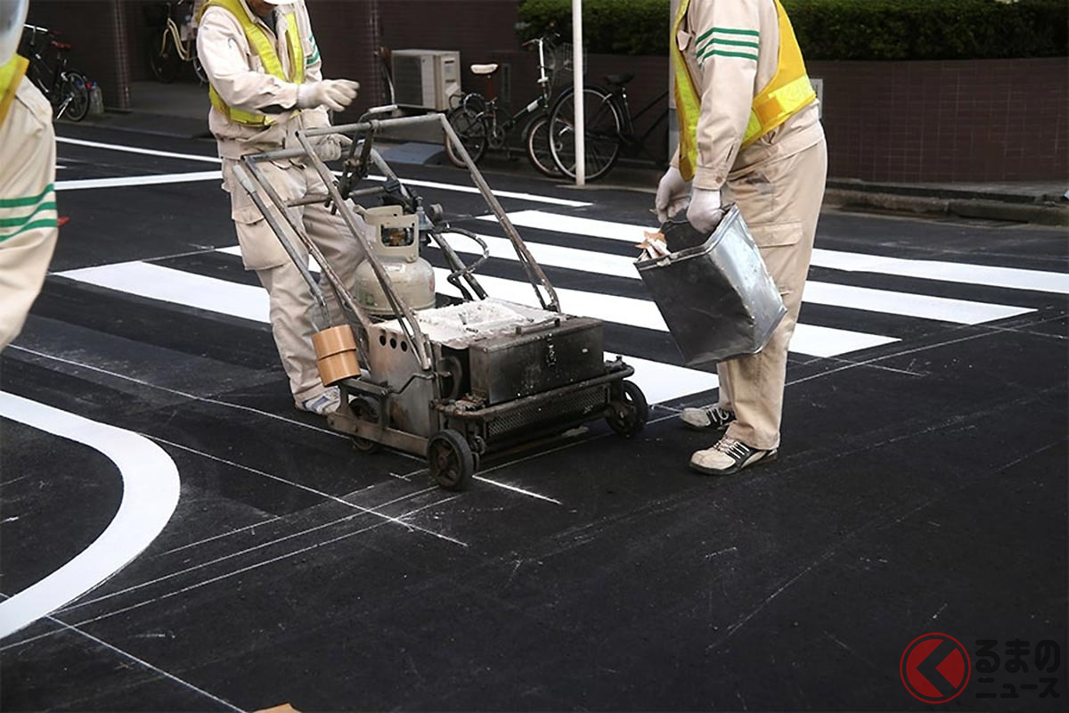 なぜ横断歩道の白線は横線だけ引かれた ゼブラ柄 かつての 縦線アリ から変更された訳とは くるまのニュース 自動車情報サイト 新車 中古車 Carview