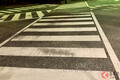 なぜ横断歩道の白線は横線だけ引かれた「ゼブラ柄」？ かつての「縦線アリ」から変更された訳とは