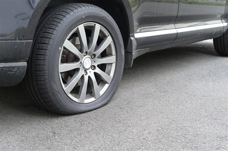購入ガイド 車のパンク修理はどうすればいいの 応急処置から修理方法まで徹底解説 Carview 自動車情報サイト 新車 中古車 Carview
