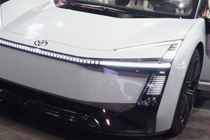 これ「カローラ」なんですか…？ ちょっとカッコよすぎないですか？ “国民車”が激変「万人受けは狙ってません」