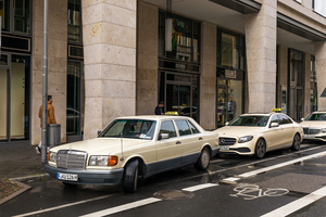 バブル時代に憧れた「W126型ベンツSクラス」がまさかの現役！「フランクフルト最古のタクシー」にガチで乗ってみた