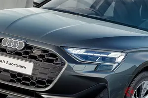 499万円！ 新「小さな高級車」発表！ 全長4.3m“ちょうどいいボディ”に「専用の内外装」採用！ パワフルな1.5リッター「直４」搭載！ アウディ「A3スポーツバック」アーバンスタイルエディション登場！