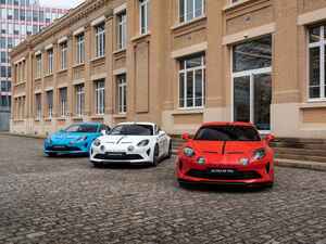 3色揃えたくなる！アルピーヌが創立70周年記念限定モデル「A110 R 70 BLEU BLANC ROUGE」を発売