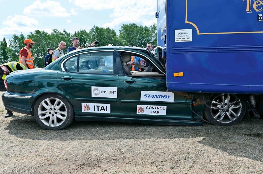 ぶつけて、学ぶ　事故調査のための衝突実験イベント　英国「クラッシュ・デイ」参加レポート