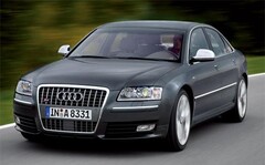 アウディ S8