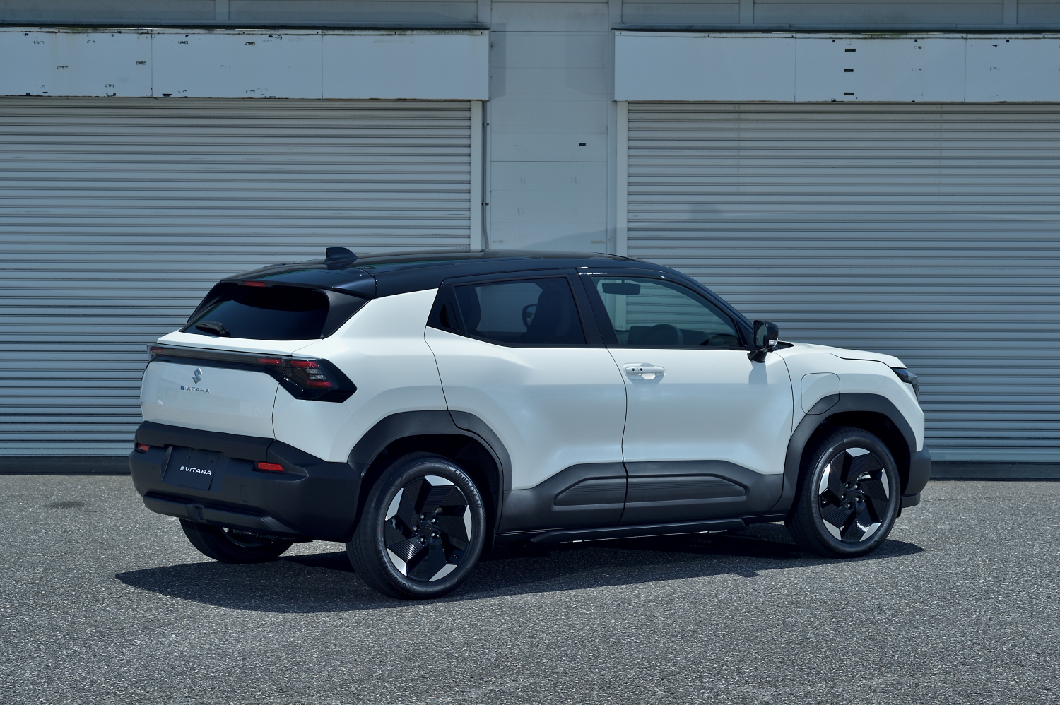 【低価格に強いスズキが本気のEV投入】新型「eビターラ」全貌公開。最大航続520km＆約399で登場…補助金適用で実質300万台前半に